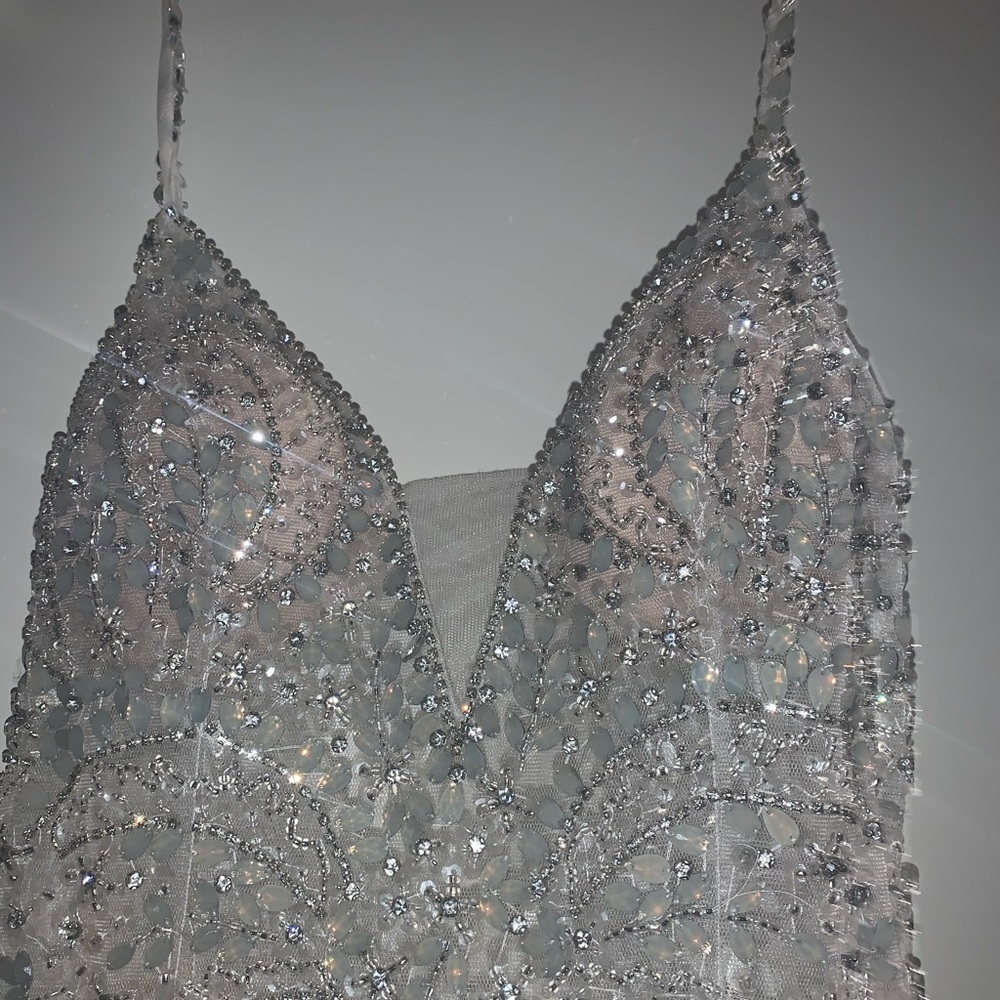 White sequin prom dress🤍 full length, low back, V-shaped neck line